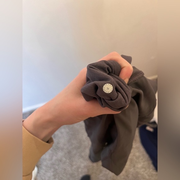 Lululemon Mesh In Motion Crop 23"Inseam Titanium Size 4 Athletic - Picture 8 of 8